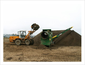 Планировка газона проводится на сухой почве. Посев газона осуществляют весной и летом